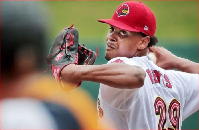 Cardenales apoyan a Reyes tras duro final