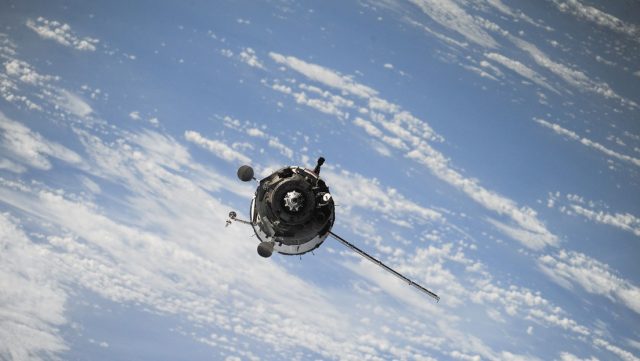Científicos chinos desarrollan un dispositivo que puede colocarse dentro de un satélite y provocar su explosión Científicos chinos desarrollan un dispositivo que puede colocarse dentro de un satélite y provocar su explosión