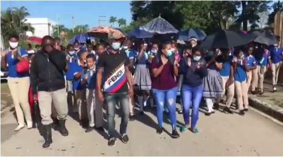 Cierran escuelas en demanda de maestros y otras necesidades en Sabana Grande de Boyá Cierran escuelas en demanda de maestros y otras necesidades en