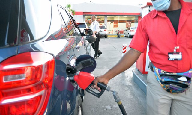 Combustibles suben y el gobierno asume deuda de RD650 MM