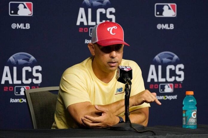 Cora enfrenta a su equipo anterior en Serie de Campeonato