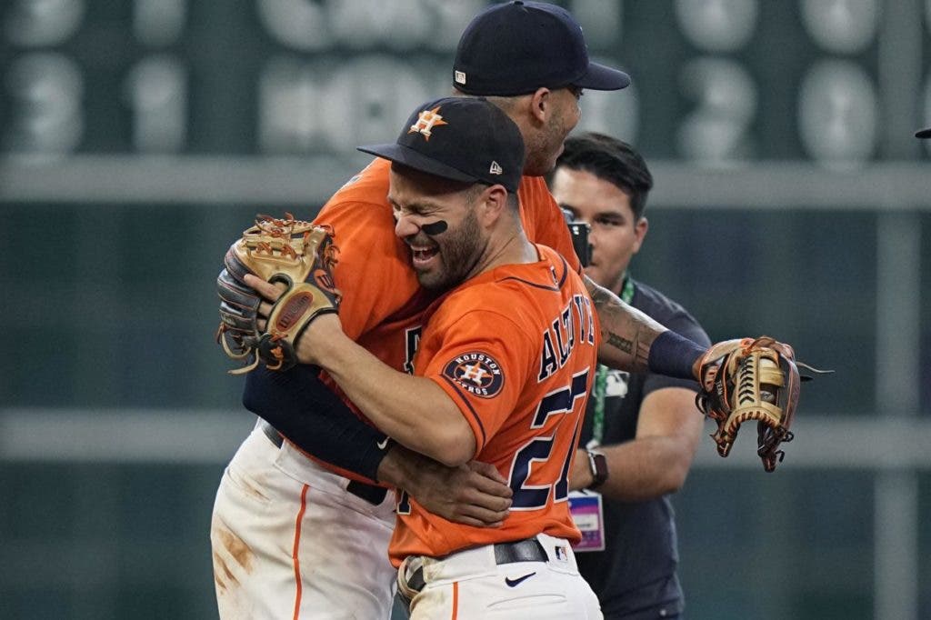 Correa y Alvarez amplian la ventaja de Astros