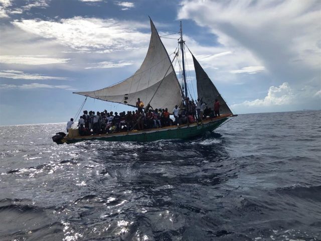 Detienen a grupo de migrantes haitianos tras desembarcar en playa de Florida Detienen a grupo de migrantes haitianos tras desembarcar en playa de Florida