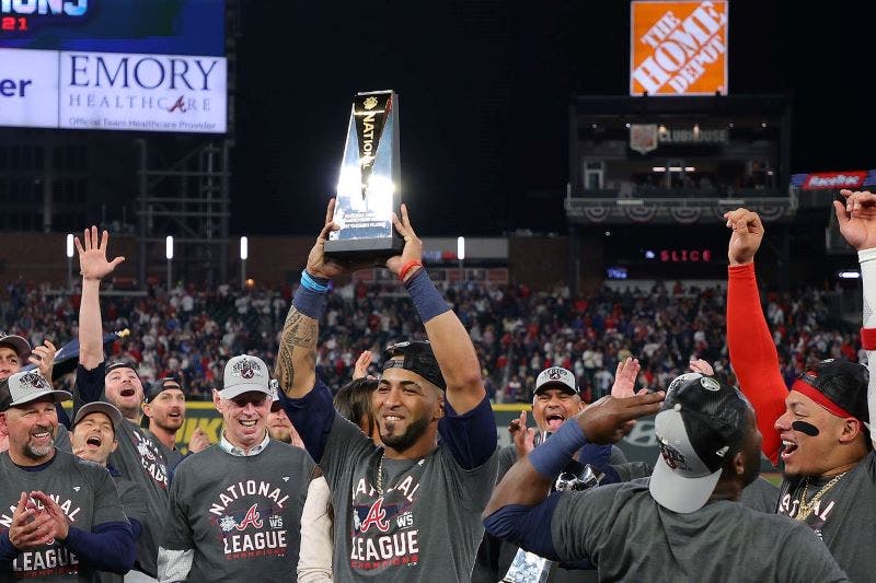 Eddie Rosario se ha convertido en una leyenda moderna de postemporada de los Bravos. Y tiene el trofeo para demostrarlo.