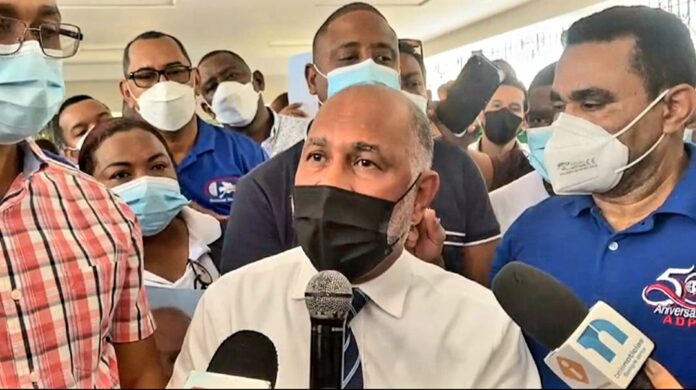 Eduardo Hidalgo formaliza su candidatura a la ADP; promete rescatar la organización