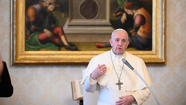 El papa aboga por un salario universal y la reducción de la jornada laboral El papa aboga por un salario universal y la reducción de la jornada laboral