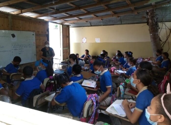 Escuelas aún no inician  clases por arreglo local