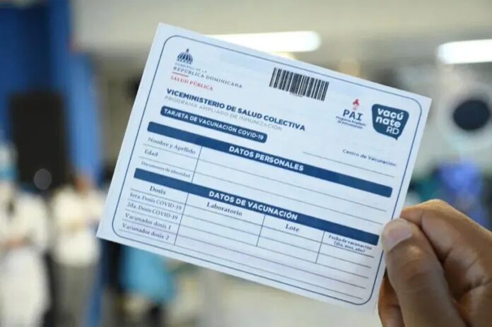 Exigirán tarjeta de vacunación en colmadones, transporte, tiendas, centros de trabajo y colegios