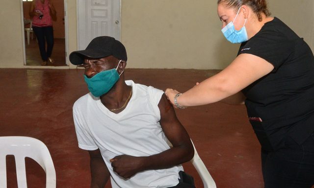 Extranjeros acuden a centro de vacunacion
