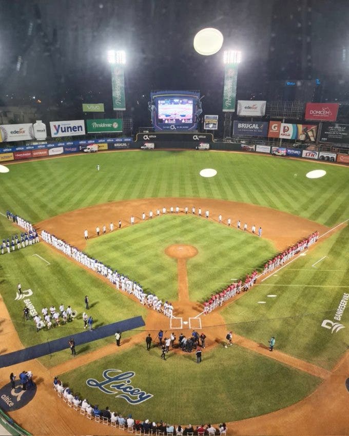 Fanaticos acuden al estadio Quisqueya con tarjeta vacuna en mano