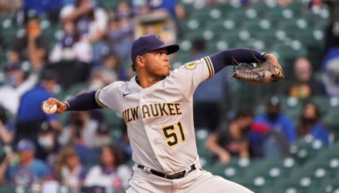 Freddy Peralta abrirá este lunes por Cerveceros