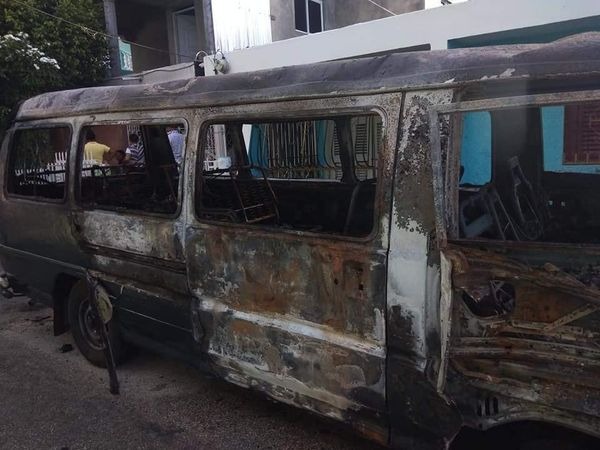 Fuego destruye dos vehículos en Vicente Noble, Barahona Fuego destruye dos vehículos en Vicente Noble, Barahona