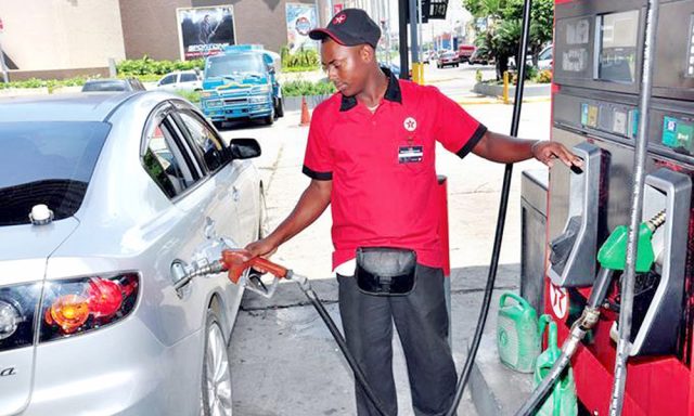 Gobierno asume deuda por precios carburantes pero aumenta algunos