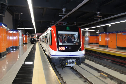 Hombre se desmaya y cae a las vías en el Metro Santo Domingo Hombre se desmaya y cae a las vias en el
