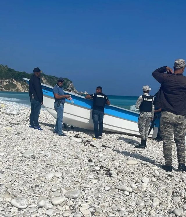 Investigan supuesto desembarco de droga en costa de Barahona Investigan supuesto desembarco de droga en costa de Barahona