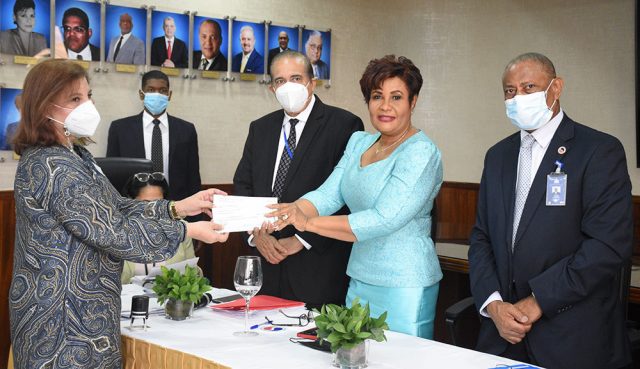 Josefa Castillo entrega otros 5 millones a acreedores de Seguros