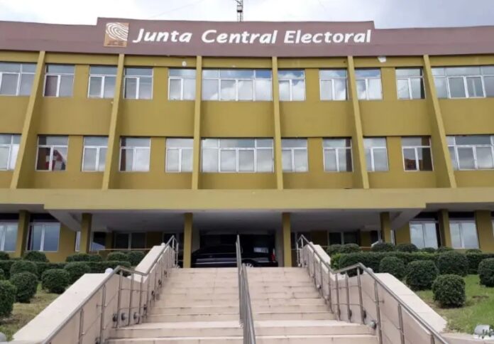 Juez dicta medida de coerción a «buscón» que estafó mujer con acta de nacimiento falsa por RD$6,000