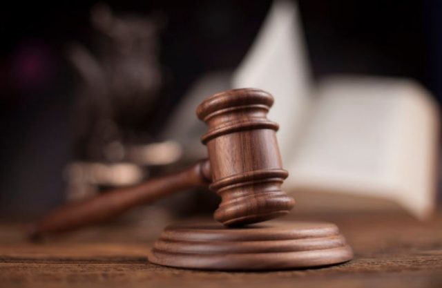 Justicia italiana condena a un comandante por entregar migrantes a