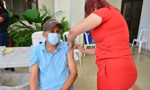 La vacuna no sera obligatoria en centros de salud ni