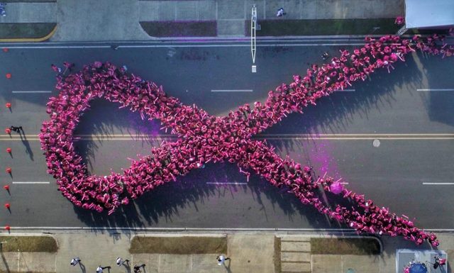 Lazo humano contra el cancer de mama
