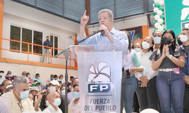 Leonel juramenta en FP a 2924 personas en San Cristobal