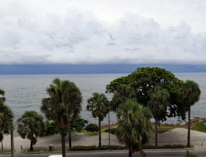 Meteorología prevé aguaceros para hoy por vaguada y onda tropical