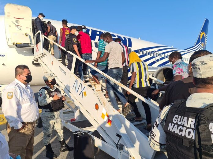 México repatria en avión a 129 migrantes haitianos