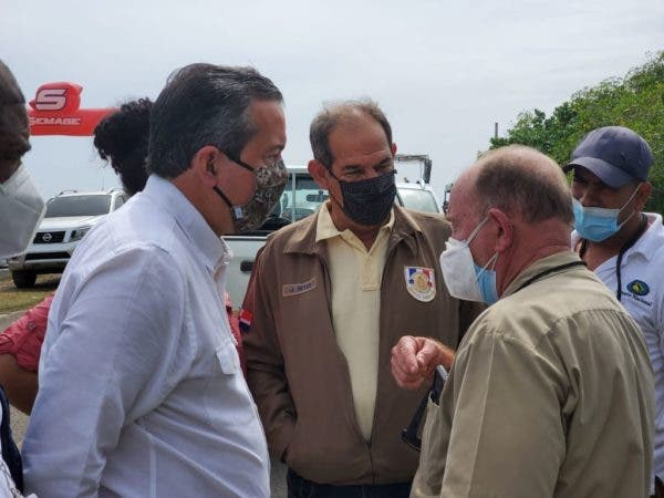 Ministro de Medio Ambiente supervisa investigacion sobre muerte de peces