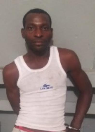 Policía evita que personas lincharan haitiano que que hirió un dominicano Policía evita que personas lincharan haitiano que que hirió un dominicano