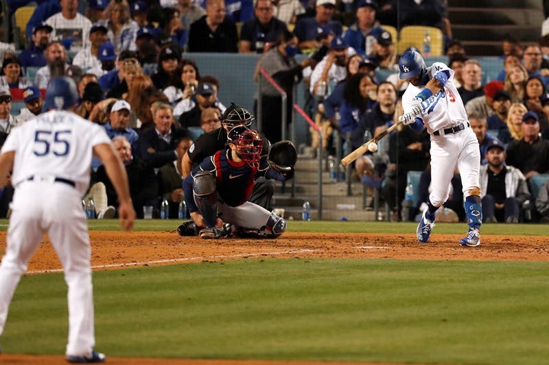Los Angeles Dodgers Chris Taylor (R) golpea un jonrón de dos carreras desde un lanzamiento del lanzador de relevo de los Bravos de Atlanta Chris Martin como receptor de los Bravos de Atlanta Travis d'Arnaud (C) y Los Angeles Dodgers Albert Pujols (L) miran durante la quinta Entrada del quinto juego de la Serie de Campeonato de la Liga Nacional de playoffs de la MLB entre los Bravos de Atlanta y los Dodgers de Los Ángeles en el Estadio de los Dodgers en Los Ángeles, California, EE. UU., 21 de octubre de 2021. (Liga de Campeones, Estados Unidos) EFE / EPA / DAVID SWANSON