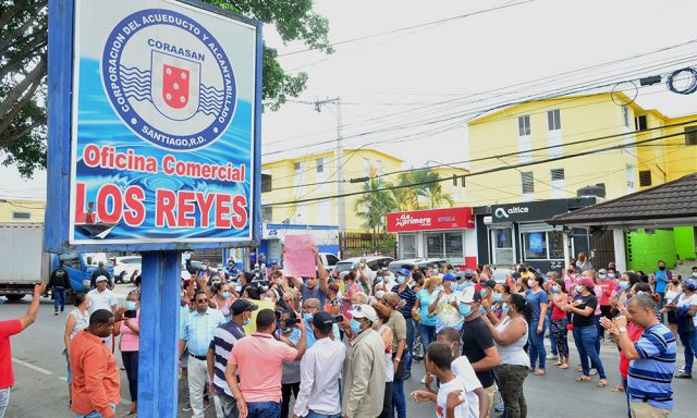 Reclaman agua frente a oficina de Coraasan