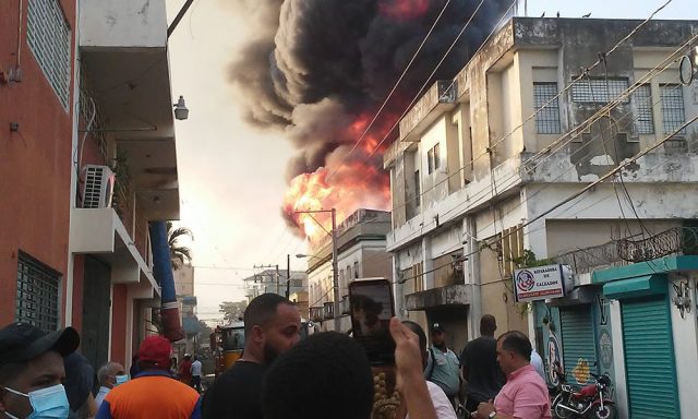 Tres bomberos fallecen en fuego en Casa Mora