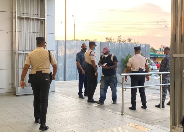 Usuarios del metro que no presenten tarjeta de vacunacion se