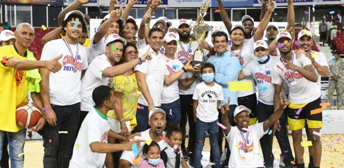 Yeison conduce a los Areperos a ganar corona