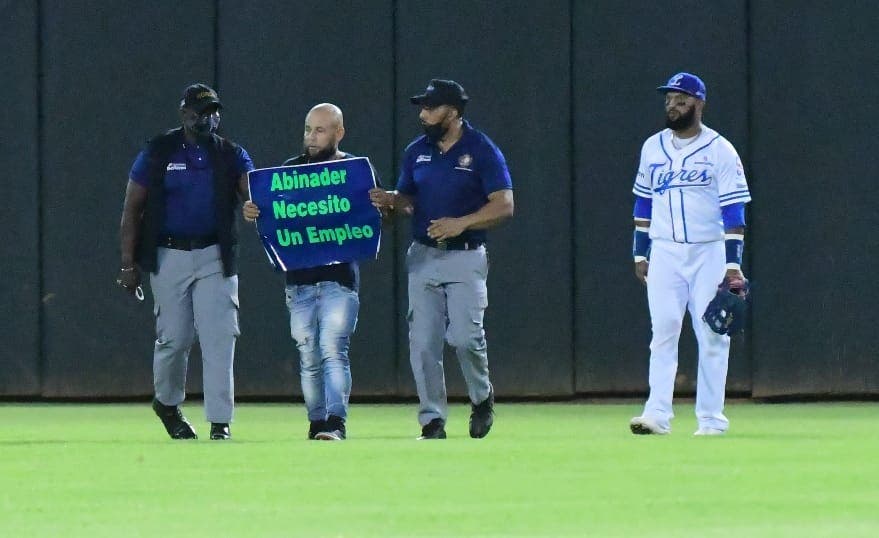 1637160541 891 Fanatico irrumpe juego entre Aguilas y Licey con letrero para