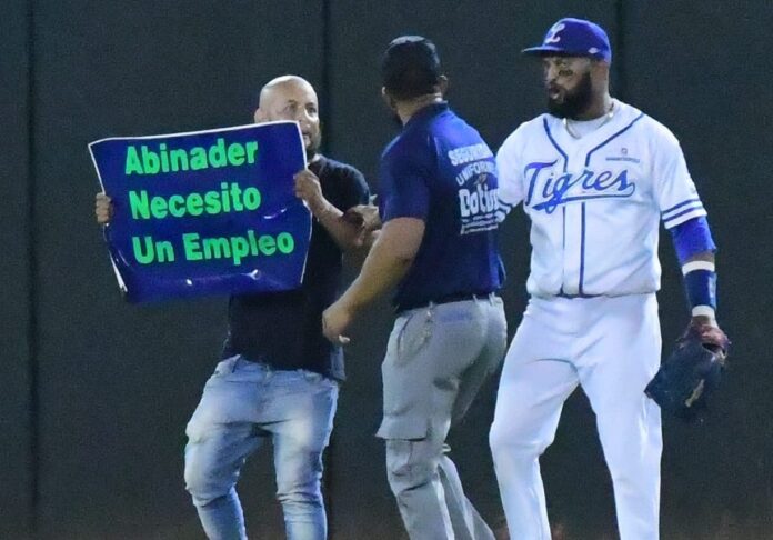 Fanático irrumpe juego entre Águilas y Licey con letrero para pedir empleo a Abinader