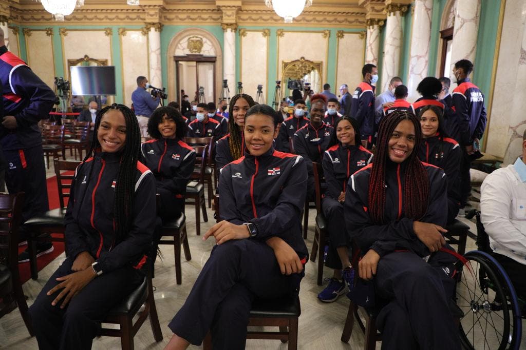 Abinader entregó la bandera nacional a la delegación que representará al país en los Juegos Panamericanos Júnior que se celebrarán el 25 de nov.