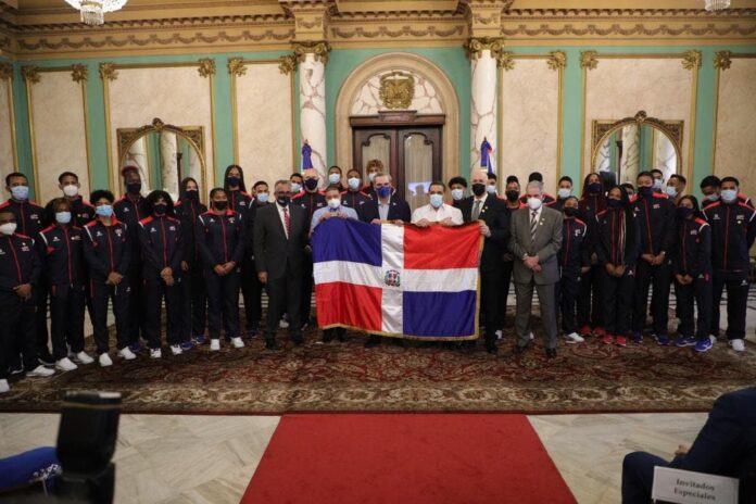 Abinader entrega bandera a delegación Juegos Panam Junior