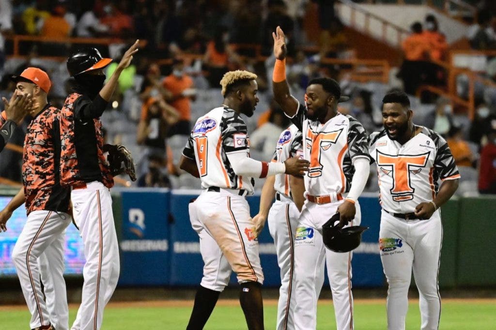 1637501910 916 Toros consiguen 13a victoria seguida ante Licey