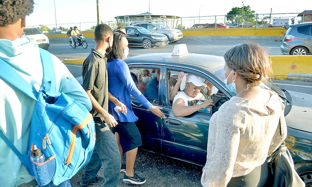 1638258130 143 Choferes vuelven a montar mas del limite de pasajeros