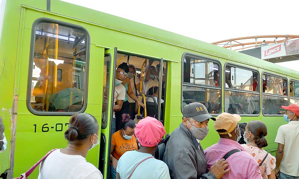 1638258130 63 Choferes vuelven a montar mas del limite de pasajeros