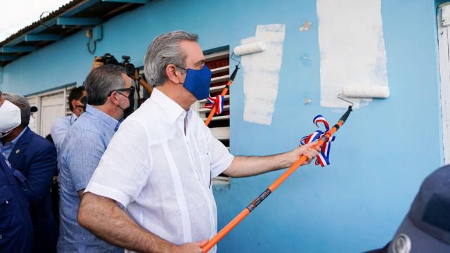 Abinader deja iniciado proyecto de 40 viviendas ecologicas en el