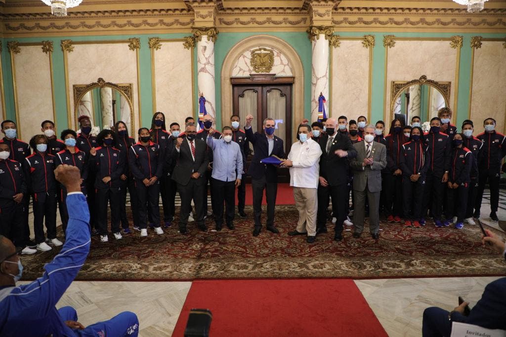 Abinader entregó la bandera nacional a la delegación que representará al país en los Juegos Panamericanos Júnior que se celebrarán el 25 de nov.