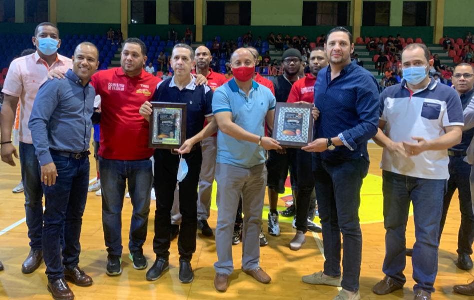 Con el respaldo de cientos de fanaticos inció este martes de manera formal el tradicional Torneo Navideño de Baloncesto del Club San Carlos, con la participación de siete equipos que representan igual cantidad de calles del sector, quienes se disputarán la Copa Ministerio de Interior y Policía

