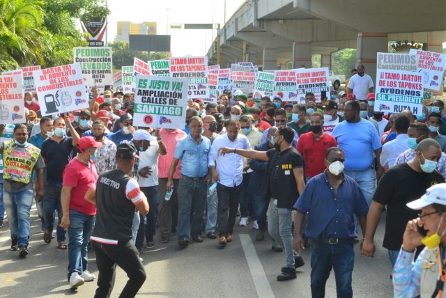 Choferes marchan y paralizan transporte por obras y rebaja combustibles
