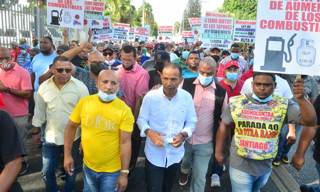 Choferes piden obras y baja de combustibles