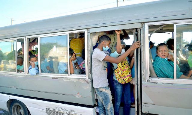 Choferes vuelven a montar mas del limite de pasajeros