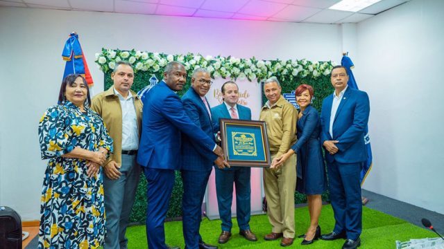 Codia entrega reconocimiento a ministro Paliza