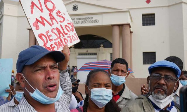 Comunitarios se movilizan frente al Palacio