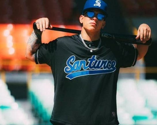 Daddy Yankee luce una Camiseta de Santurce